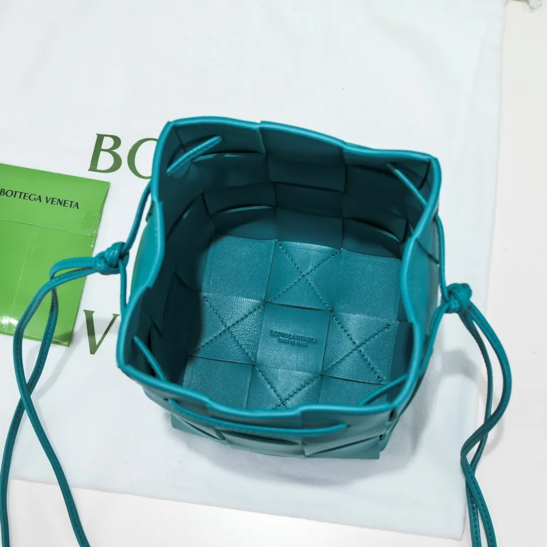 Large shiny blue 🔻Bottega veneta* new woven small bucket bag latest series # The square bag shape is matched with classic woven elements, drawstring design, minimalism, and has a very large capacity. Every color is beautiful, it is simple but has a cool style, both men and women can control it, and the upper body is fashionable and classy! Style number: 6612# Large size: 19cm